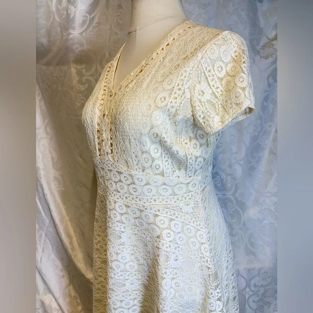 Cream/pale yellow - lace dress from the brand De Collection. Size XL
